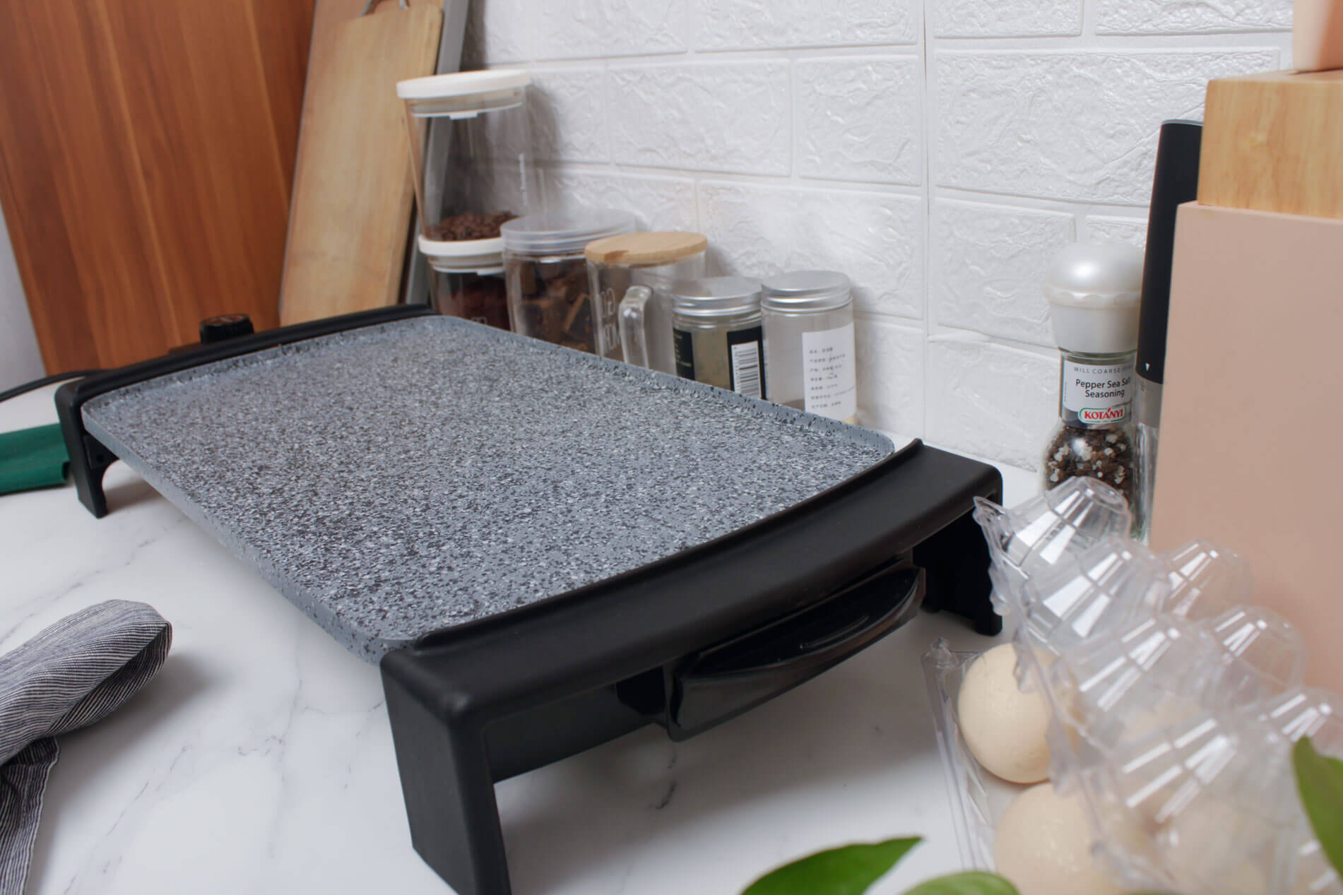 Electric indoor griddle with natural maifan stone coating