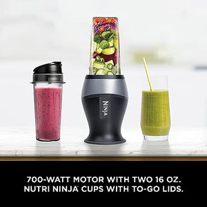 Mélangeur personnel compact Ninja QB3001SS Ninja Fit, pour shakes, smoothies, préparation d'aliments et mélanges surgelés, base de 700 watts et (2) 16 oz. Tasses et couvercles de bec verseur, noir