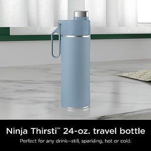 Ninja DW2401BL تھرسٹی 24oz سفری پانی کی بوتل، کاربونیٹیڈ اسپارکلنگ ڈرنکس کے لیے، ٹھنڈا اور زیادہ لمبا، سٹینلیس سٹیل، لیک پروف، گھنٹوں کے لیے گرم، ڈش واشر سیف، میٹل انسولیٹڈ ٹمبلر، بلیو
